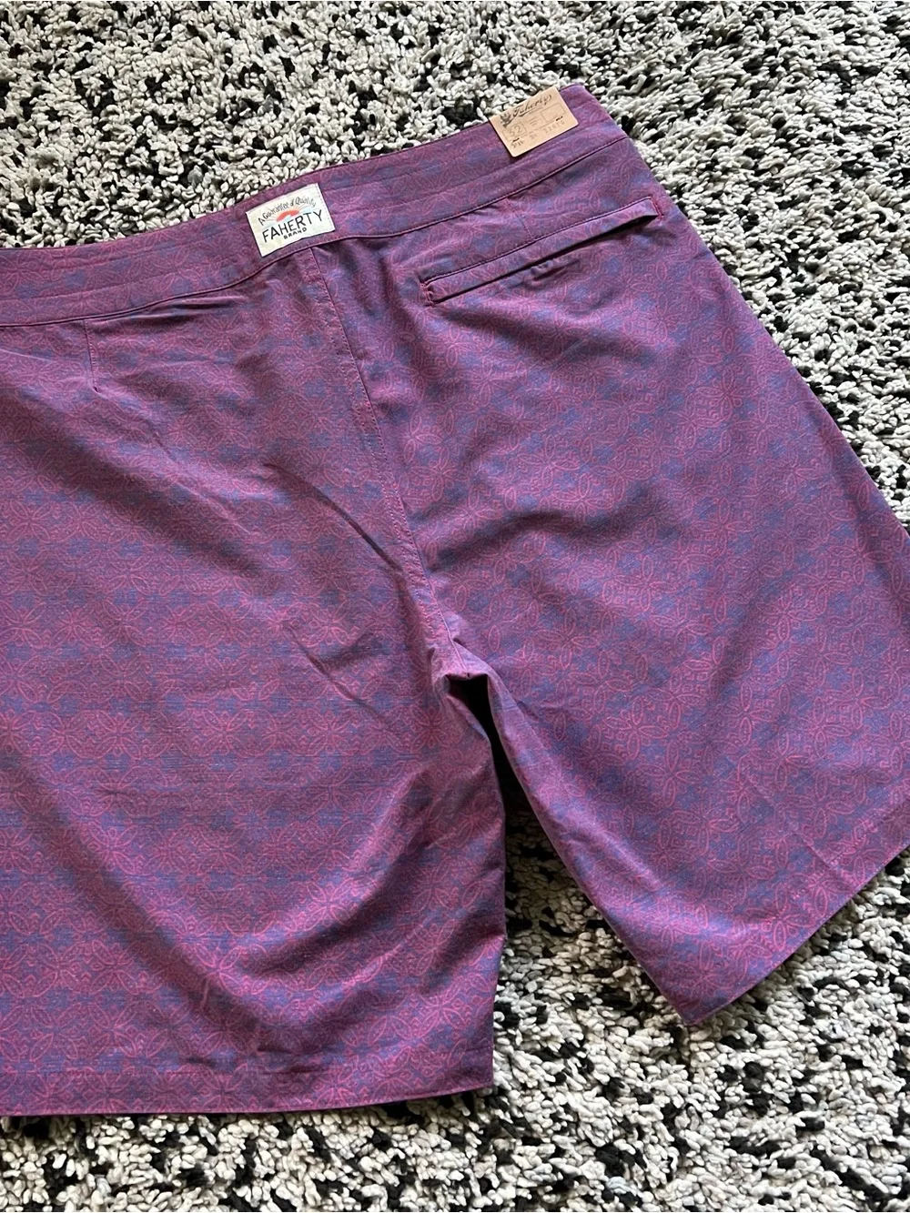 Faherty Biarritz Board Shorts Light Red Blue 9” Inseam Quick Dry Men’s Size 32
